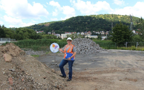 Projektingenieurin Dr. Katja Fuhr-Boßdorf betreut das Gleisausbauprojekt im mittleren Kinzigtal und widmet sich auch der Idee „Natur auf Zeit“.