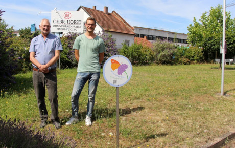 Geschäftsführer Michael und Lukas Horst (v.l.n.r.) vor der zukünftigen Blühwiese am Firmengebäude 