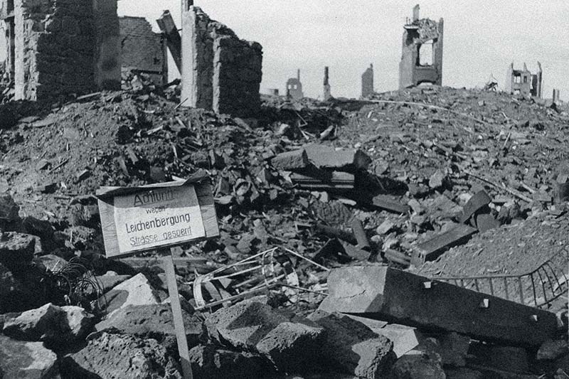 „Achtung wegen Leichenbergung Strasse gesperrt“, Hanau 1945 (Quelle: Stadtarchiv Hanau). „Achtung wegen Leichenbergung Strasse gesperrt“, Hanau 1945 (Quelle: Stadtarchiv Hanau).