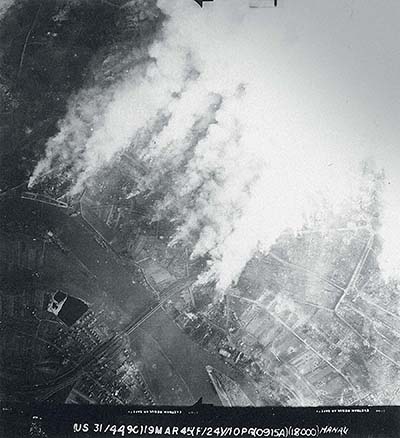 Das brennende Hanau. Luftaufnahme der US-Army, 19. März 1945, 9.15 Uhr morgens (Quelle: Stadt Hanau). Das brennende Hanau. Luftaufnahme der US-Army, 19. März 1945, 9.15 Uhr morgens (Quelle: Stadt Hanau).