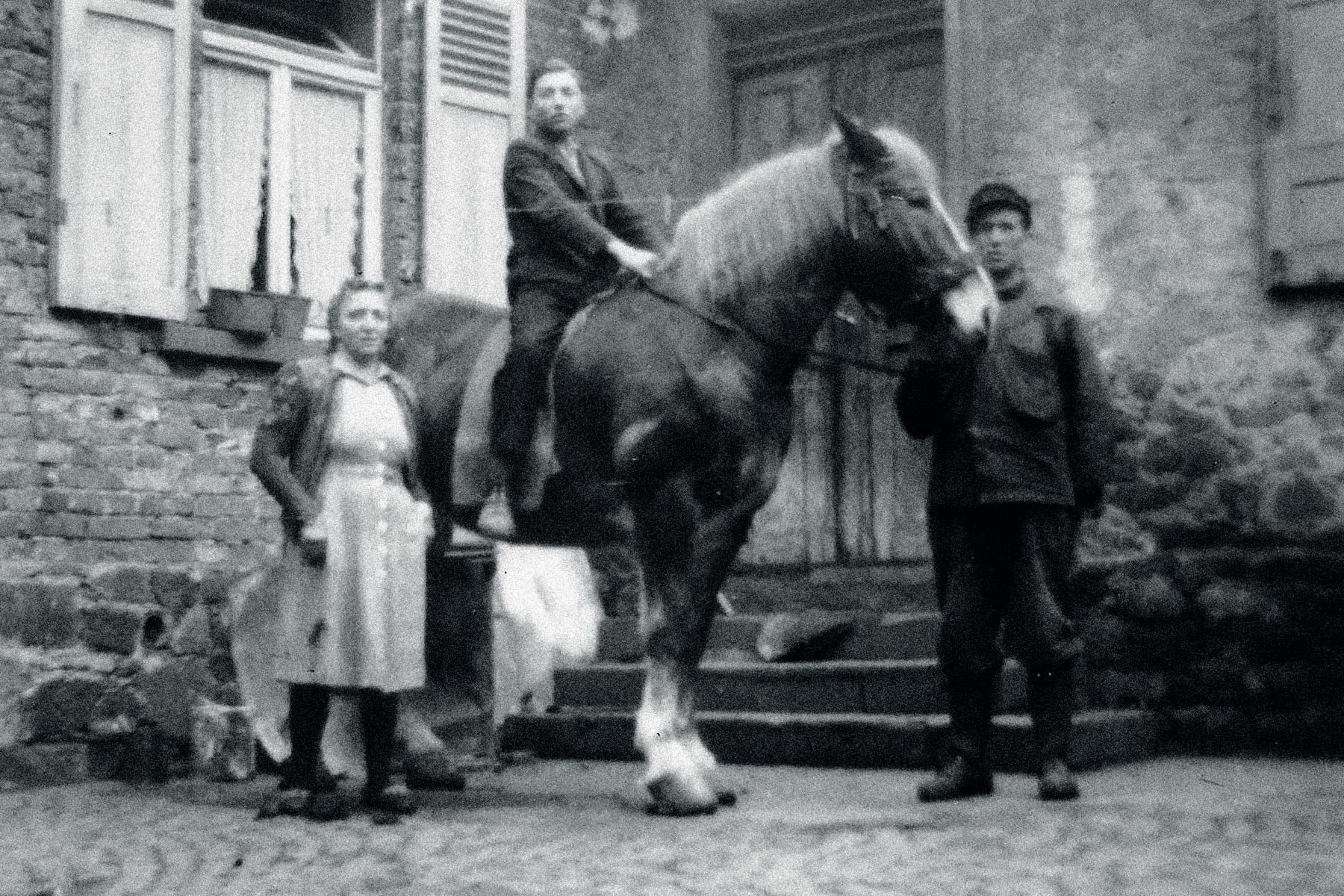 Jugendfoto Erich Wild auf Pferd mit Eltern (Quelle: Stadtarchiv Hanau, L1 938). Jugendfoto Erich Wild auf Pferd mit Eltern (Quelle: Stadtarchiv Hanau, L1 938).