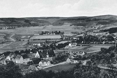 Blick vom Kreuzberg über Merzig in das Saartal mit Bahnlinie und Bahnhof (Quelle: Postkart 1935). Blick vom Kreuzberg über Merzig in das Saartal mit Bahnlinie und Bahnhof (Quelle: Postkart 1935).