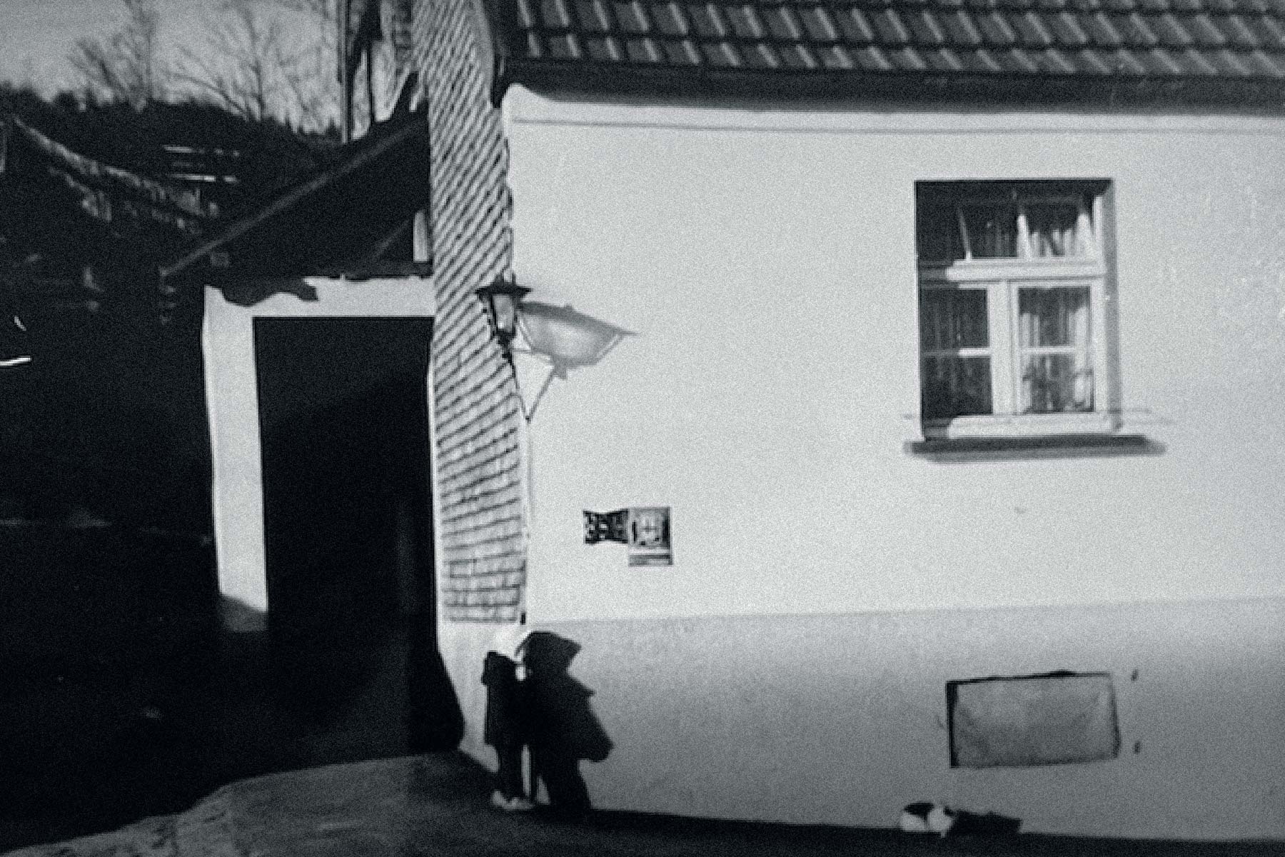 Otto Desch als Kind vor dem Wohnhaus (Quelle: Otto Desch, Mernes). Otto Desch als Kind vor dem Wohnhaus (Quelle: Otto Desch, Mernes).