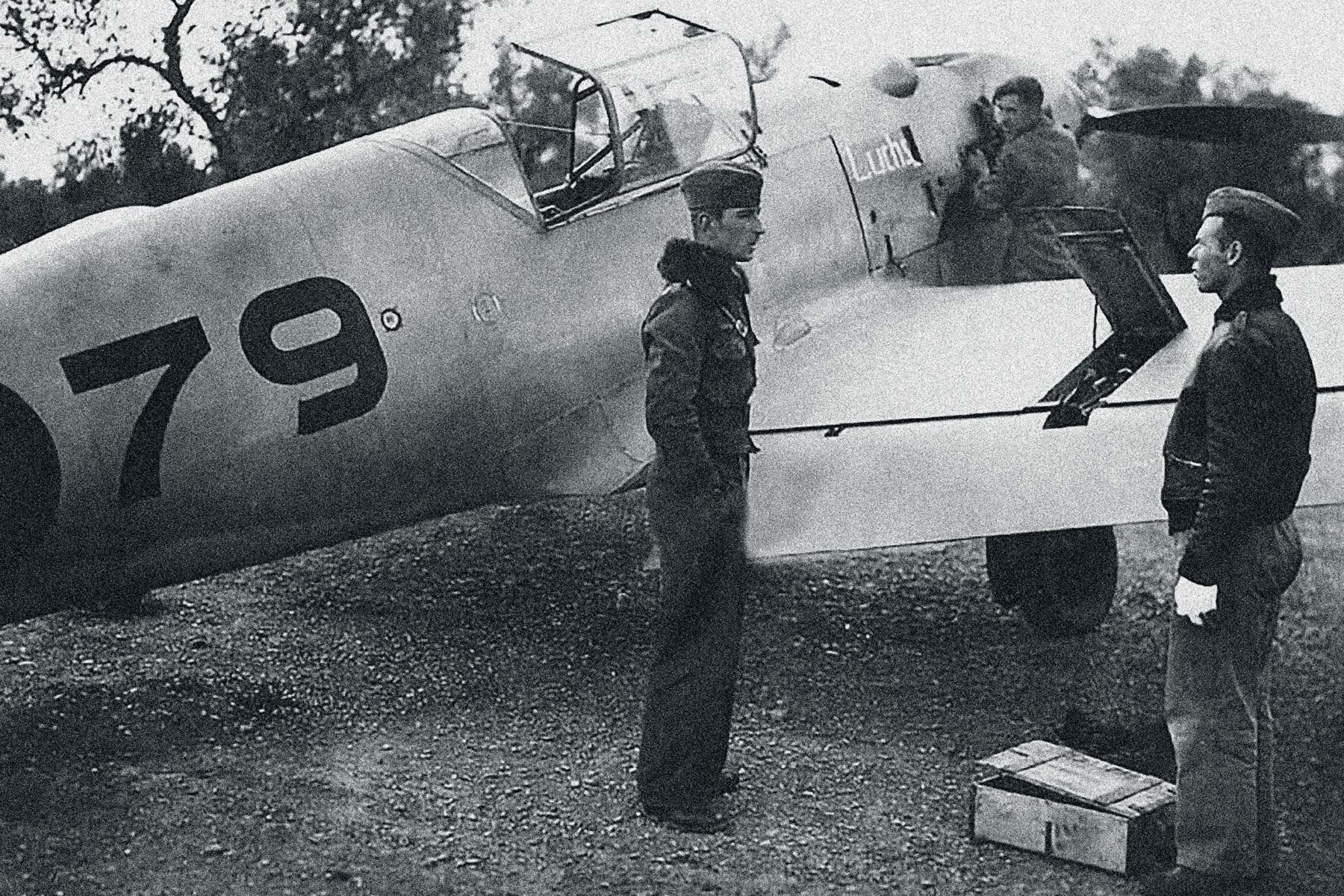 Mölders (li.) vor einer Messerschmitt Bf 109 D-1 (Quelle: www.portal-militaergeschichte.de). Mölders (li.) vor einer Messerschmitt Bf 109 D-1 (Quelle: www.portal-militaergeschichte.de).