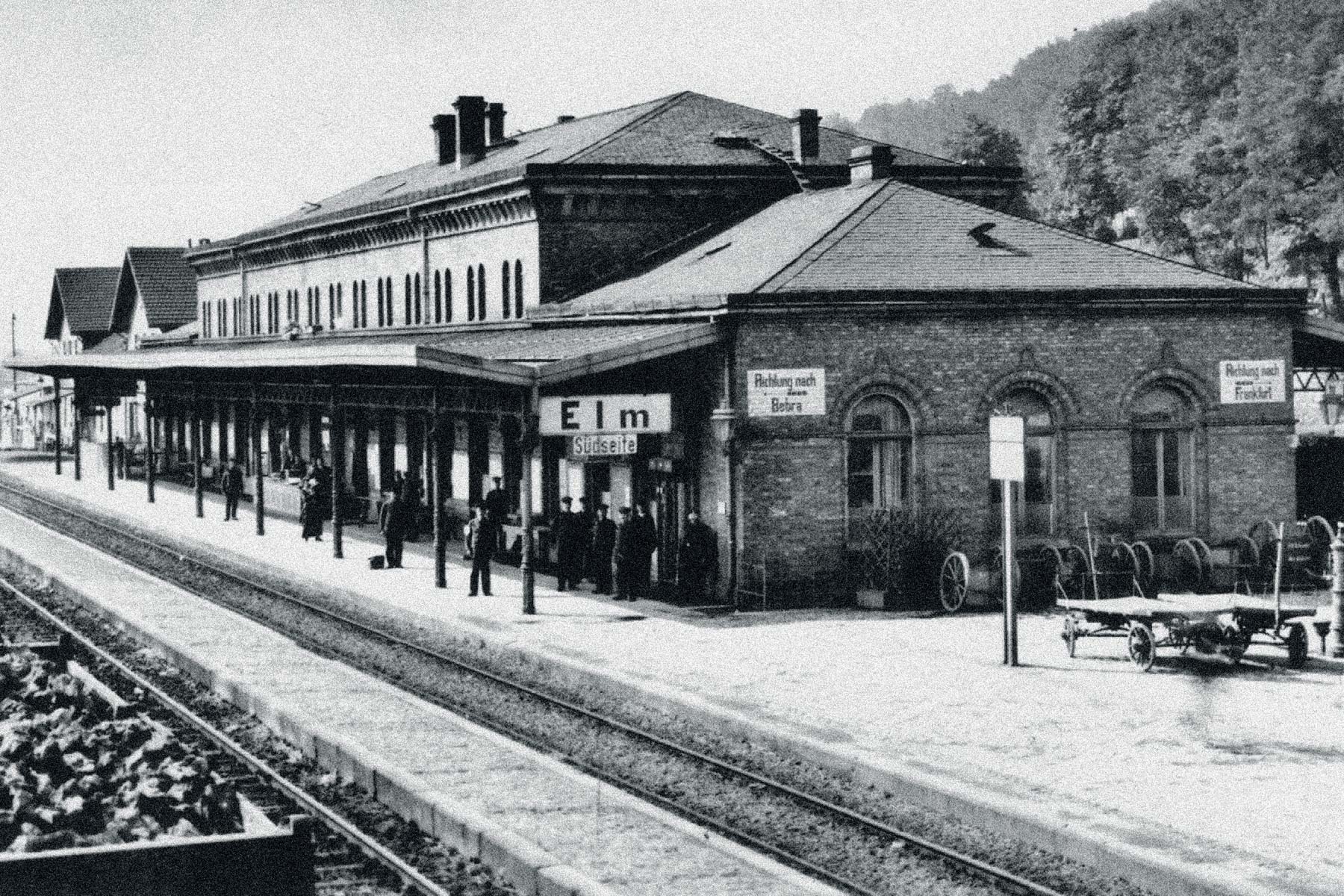 Bahnhof Elm 1902, Südseite (Quelle: Wikimedia commons). Bahnhof Elm 1902, Südseite (Quelle: Wikimedia commons).