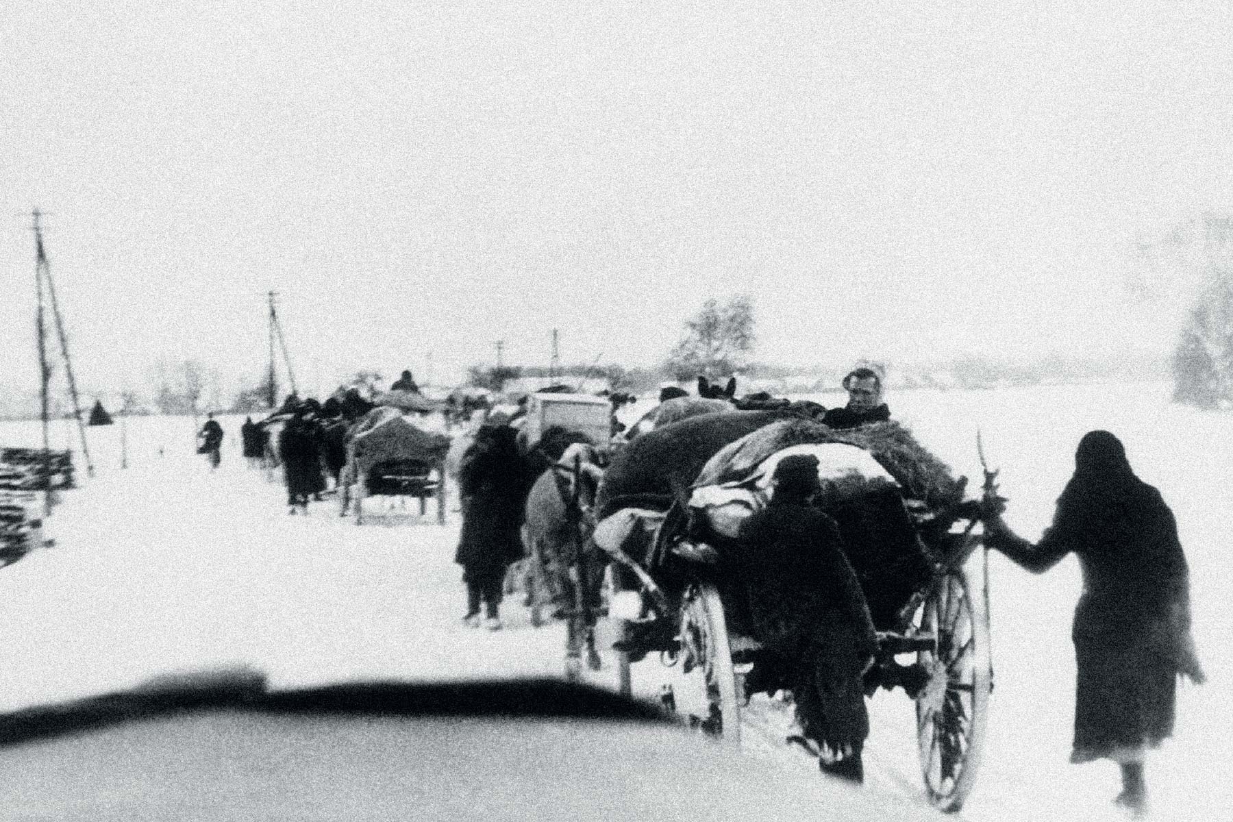Flüchtlingstreck aus den Ostgebieten durch die Lausitz nach Westen, Februar 1945 (Quelle: ullstein bild; 02640803, Fotograf: Arthur Grimm). Flüchtlingstreck aus den Ostgebieten durch die Lausitz nach Westen, Februar 1945 (Quelle: ullstein bild; 02640803, Fotograf: Arthur Grimm).