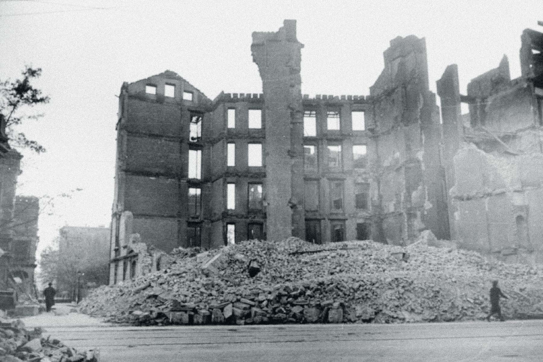 Zerstörtes Frankfurter Ostend mit Uhlandschule 1944 (Quelle: Stadtarchiv Frankfurt/M). Zerstörtes Frankfurter Ostend mit Uhlandschule 1944 (Quelle: Stadtarchiv Frankfurt/M).