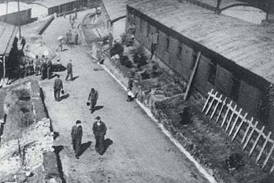 Eine Außenansicht der Lagergebäude. Im Hintergrund ist ein Wasserwagen zu sehen (Quelle: www.lonesentry.com). Eine Außenansicht der Lagergebäude. Im Hintergrund ist ein Wasserwagen zu sehen (Quelle: www.lonesentry.com).