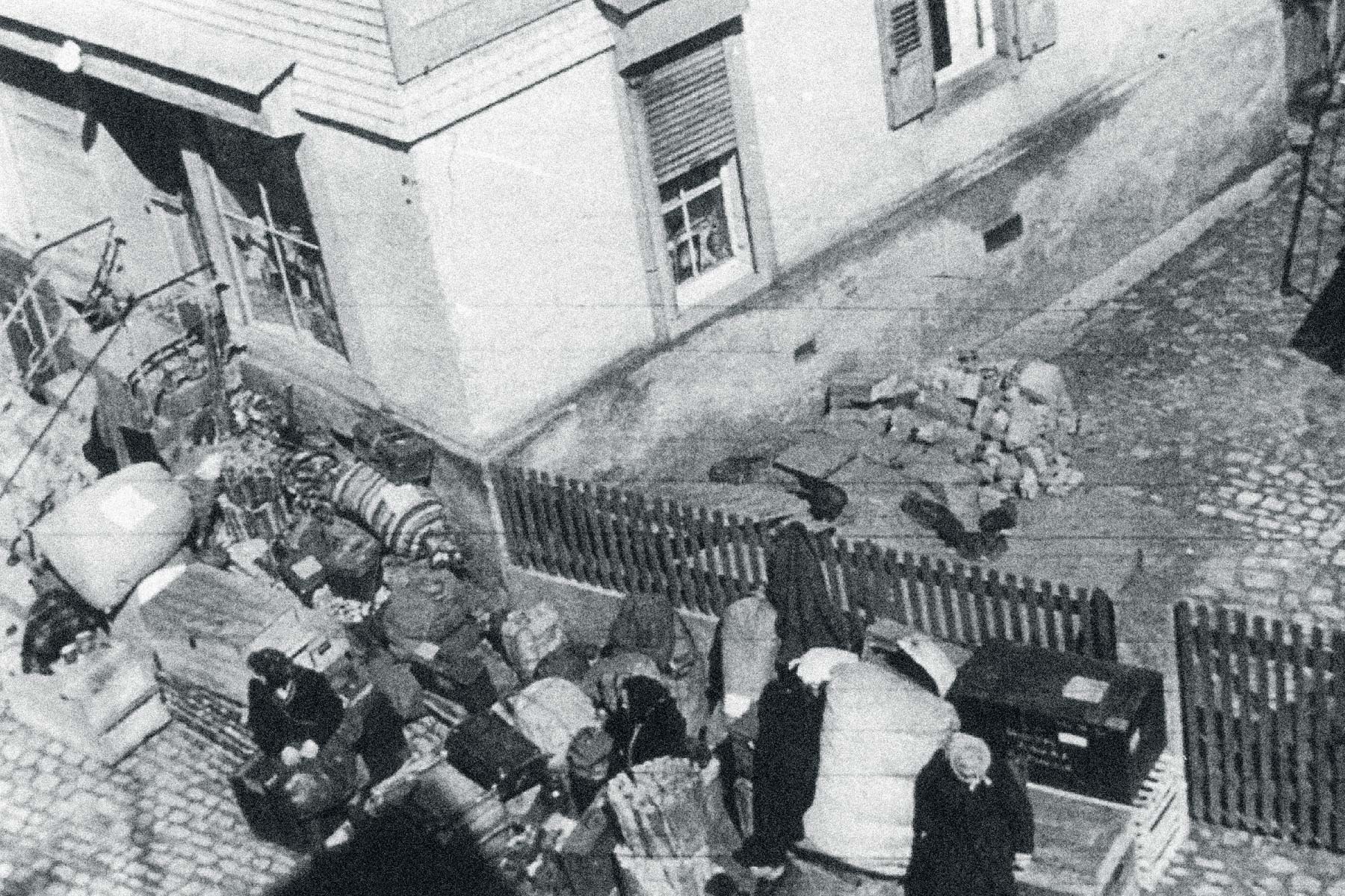 Heimatvertriebene bei der Ankunft in Wächtersbach am Untertor. Bild aus Familienalbum Anneliese Aumüller, publiziert in: „Die 10 Gebote galten nichts mehr – Zeitzeugen berichten aus der NS-Zeit und vom Kriegsende 1945 in Wächtersbach“ von Gerhard Jahn, hrsg. Heimat- und Geschichtsverein Wächtersbach e.V. Heimatvertriebene bei der Ankunft in Wächtersbach am Untertor. Bild aus Familienalbum Anneliese Aumüller, publiziert in: „Die 10 Gebote galten nichts mehr – Zeitzeugen berichten aus der NS-Zeit und vom Kriegsende 1945 in Wächtersbach“ von Gerhard Jahn, hrsg. Heimat- und Geschichtsverein Wächtersbach e.V.