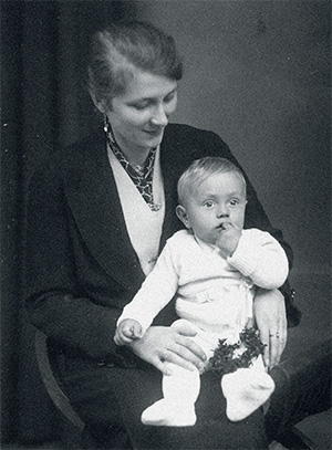 Helene Raedler mit ihrem Sohn Claus, Oels 1935 (Quelle: Privat). Helene Raedler mit ihrem Sohn Claus, Oels 1935 (Quelle: Privat).
