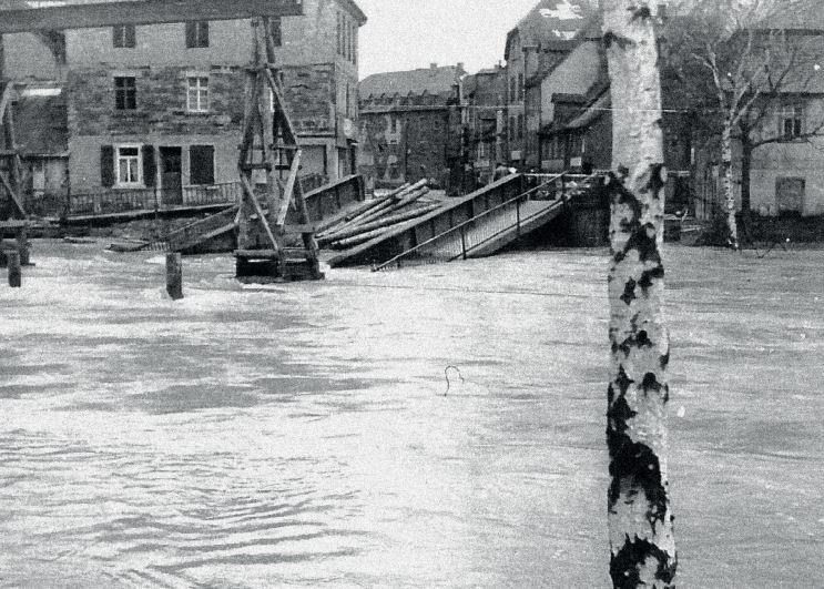 Gesprengte Ziegelbrücke im Hochwasser 1945 (Stadtarchiv Gelnhausen) Gesprengte Ziegelbrücke im Hochwasser 1945 (Stadtarchiv Gelnhausen)