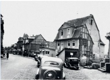 Blick in die Berliner Straße mit Baulücke „Hessischer Hof“ (Foto: Toni Mohren, Gelnhausen). Blick in die Berliner Straße mit Baulücke „Hessischer Hof“ (Foto: Toni Mohren, Gelnhausen).