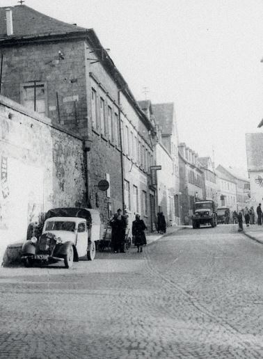 Amerikanischer Militärkonvoy in der Innenstadt von Gelnhausen, 1951 (Fotosammlung des Geschichtsvereins Gelnhausen e.V. – Volprecht Kalbfleisch) Amerikanischer Militärkonvoy in der Innenstadt von Gelnhausen, 1951 (Fotosammlung des Geschichtsvereins Gelnhausen e.V. – Volprecht Kalbfleisch)