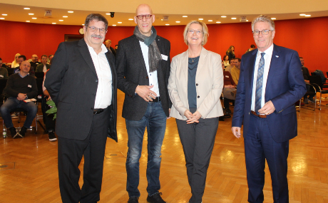 Seit zehn Jahren organisieren die Wirtschaftsförderung des Main-Kinzig-Kreises und die Industrie- und Handelskammer Hanau-Gelnhausen-Schlüchtern die „Impulse für Unternehmen“. Wirtschaftsdezernent Winfried Ottmann (rechts) und der Leiter des Referats für Wirtschaft, Arbeit und digitale Infrastruktur, Walter Dreßbach (links) bedankten sich bei Andreas Kunz (IHK) und Iris Jander (stellvertretende Referatsleiterin) für die Idee seinerzeit und die Umsetzung bis zum heutigen Tage. Seit zehn Jahren organisieren die Wirtschaftsförderung des Main-Kinzig-Kreises und die Industrie- und Handelskammer Hanau-Gelnhausen-Schlüchtern die „Impulse für Unternehmen“. Wirtschaftsdezernent Winfried Ottmann (rechts) und der Leiter des Referats für Wirtschaft, Arbeit und digitale Infrastruktur, Walter Dreßbach (links) bedankten sich bei Andreas Kunz (IHK) und Iris Jander (stellvertretende Referatsleiterin) für die Idee seinerzeit und die Umsetzung bis zum heutigen Tage.