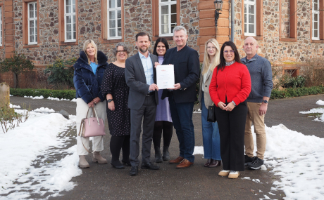 Das Familienbündnis des Main-Kinzig-Kreises zeichnet die Stadtverwaltung Langenselbold als „Familienfreundlichen Betrieb“ aus Ruth Hohage, Beauftragte für Chancengleichheit am Arbeitsmarkt der Agentur für Arbeit Hanau,, Alexandra Joll, Amtsleiterin für Zentrale Dienste und Personal der Stadt Langenselbold, Langenselbolds Bürgermeister Timo Greul, Louisa Sommer, Stellvertretende Amtsleitung für Zentrale Dienste und Personal, Erster Kreisbeigeordneter Andreas Hofmann, Grit Ciani, Leiterin des Referats für Frauenfragen und Chancengleichheit des Main-Kinzig-Kreises, und Personalratsvorsitzender Michael Bär. (v.l.)