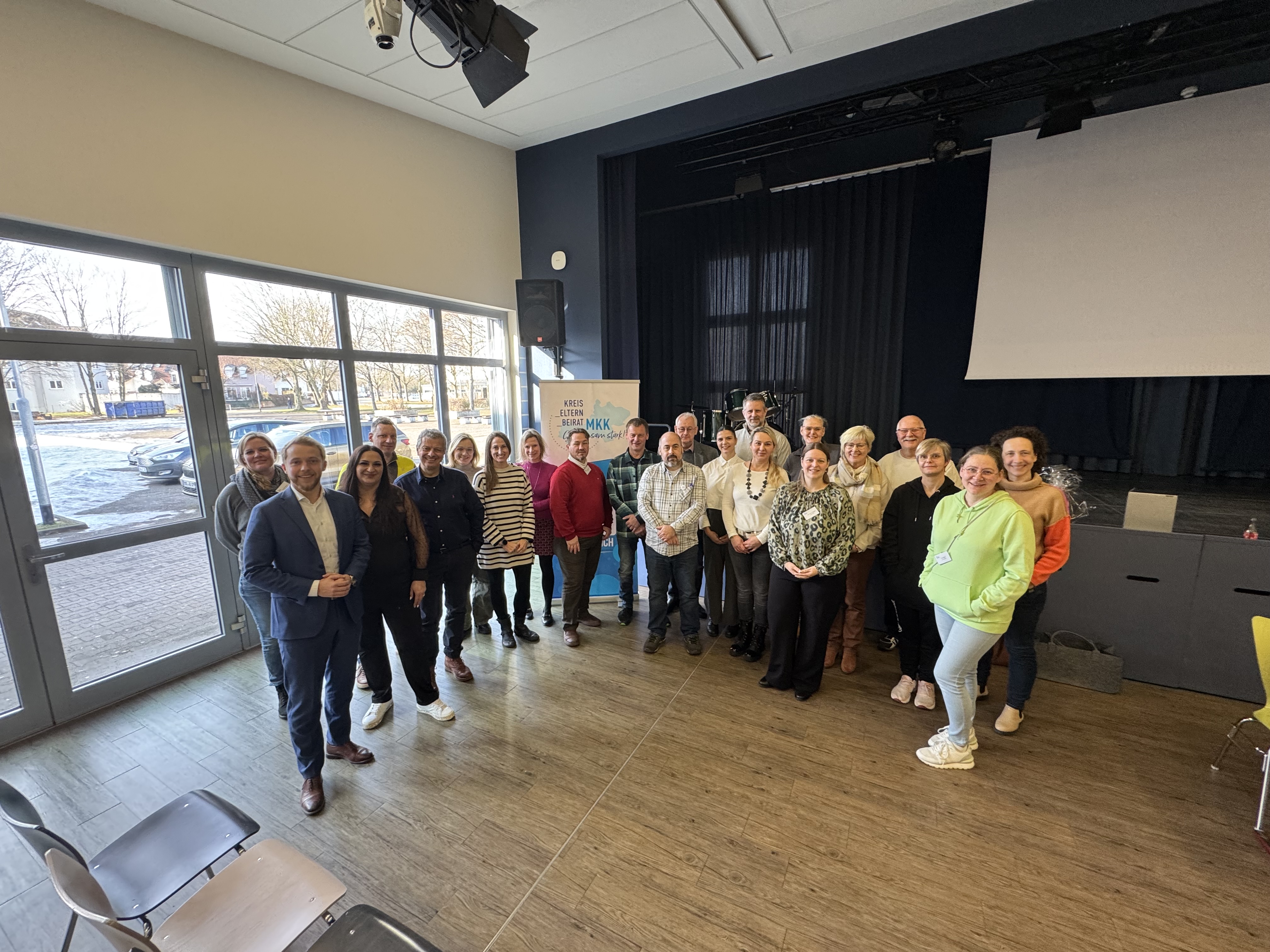 Unser Bild entstand nach der Wahl des neuen Schulelternbeirates. Kreisbeigeordneter und Schuldezernent Jannik Marquart (vorne links) bedankte sich für die Bereitschaft, im Kreiselternbeirat mitzuwirken. Neue Vorsitzende ist Wibke Kaiser (Siebte von rechts, ganz hinten) mit ihrem Stellvertreter Markus Pick (hintere Reihe, Achter von rechts, neben ihr).