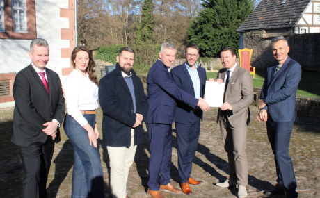 Gemeinsam die touristischen Angebote bewerben und verstärken: Der Main-Kinzig-Kreis um den Ersten Kreisbeigeordneten Andreas Hofmann (links) und Landrat Thorsten Stolz (Dritter von rechts) unterstreicht im Beisein von Stefanie Cossalter-Dallmann, Leiterin des Brüder-Grimm-Hauses, und dem Geschäftsführer der Spessart Tourismus und Marketing GmbH, Bernhard Mosbacher (rechts) seine Unterstützung für die drei Bergwinkel-Kommunen mit Thomas Henfling (Sinntal), Christian Zimmermann (Steinau) und Matthias Möller (Schlüchtern, von links) bei der Gründung der TAG.