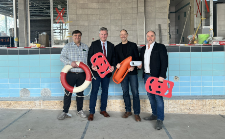 Bereiten sich auf die Wiedereröffnung des Hallenbades vor: Ulf Katzwinkl (Vorsitzender DLRG Ronneburg), Erster Kreisbeigeordneter Andreas Hofmann, Gösta Weber (Architekt) und Reinhold Walz (Betriebsleiter Jugend- und Freizeiteinrichtungen des Main-Kinzig-Kreises, von links).