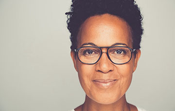 Der Workshop „Werde Dialogbotschafter*in“ mit Mo Asumang lädt dazu ein, mehr Souveränität in schwierigen Gesprächen zu entwickeln – im Alltag, im Freundeskreis, im Verein, am Arbeitsplatz und in der Familie.