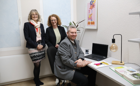 Begutachten das fertiggestellte Musterzimmer für den Azubi-Campus (von links): AQA-Geschäftsführerin Helmtrud Abs, Azubi-Campus-Projektleiterin Astrid Rost und Erster Kreisbeigeordneter Andreas Hofmann.