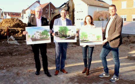 Auf der Baustelle in Wachenbuchen entsteht in den kommenden Monaten eine Einrichtung, die Platz hat für medizinische Praxen, eine Tagespflege sowie Wohnungen. Unser Bild zeigt von links den Ersten Stadtrat Karl-Heinz Kaiser, Landrat Thorsten Stolz, Bürgermeisterin Monika Böttcher und Daniel Schächtele (Geschäftsführer MIG).