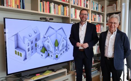 Landrat Thorsten Stolz (links) informierte sich bei Dr. Peter Büttner, Vorsitzender des Vereins Freund der Synagoge in Schlüchtern, über das Synagogen-Projekt in Schlüchtern.