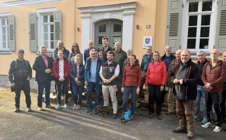 Die Teilnehmerinnen und Teilnehmer der fachkundigen Wanderung zum Thema Wald und Klimawandel. Mit auf dem Bild Erster Kreisbeigeordneter Andreas Hofmann (Zweiter von links) und Bürgermeister Klaus Schejna (Dritter von links).