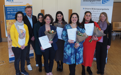 Dirk Niedoba (Zweiter von links), Geschäftsführer der Bildungspartner Main-Kinzig GmbH, gratulierte den frisch zertifizierten Kindertagespflegepersonen Julia Rommel (Vierte von links), Emine Karakilic (Mitte), Dianelisa Marina Lazarde Delgado (Dritte von rechts) und Azize Ciftci (Zweite von rechts). Karin Sander (rechts) und Esra Simsek-Kilic (Dritte von links), Zentralstelle für Kinderbetreuung im Jugendamt des Main-Kinzig-Kreises, sowie Rebecca Müller (links), Fachbereichsleitung Gesundheitsbildung, freuen sich mit den Absolventinnen über den Erfolg.