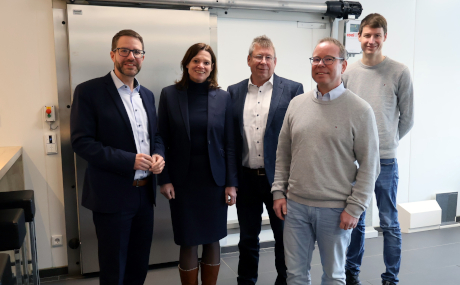 Unser Bild entstand im Schulungsraum mit Musterausstellung und zeigt (von links) Landrat Thorsten Stolz, Bürgermeisterin Sylvia Braun, Geschäftsführer Jochen Demuth, Prokurist Norman Demuth und Torben Demuth.
