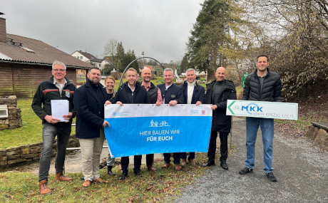 Christian Münch, HessenForst, Sinntals Bürgermeister Thomas Henfling, Annika Ludwig, Geschäftsführerin des Zweckverbands Naturpark Hessischer Spessart, Kreisbeigeordneter Jannik Marquart, Jossgrunds Bürgermeister Victor Röder, Erster Kreisbeigeordneter Andreas Hofmann, Steinaus Bürgermeister Christian Zimmermann und Bad Soden-Salmünsters Bürgermeister Dominik Brasch freuen sich, Radfahren im Spessart bald noch komfortabler und sicherer wird.