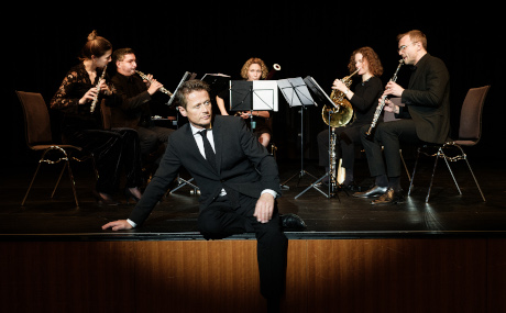 Das Bläserquintett OPUS 45 und der Schauspieler Roman Knižka gestalten die Konzertlesung.