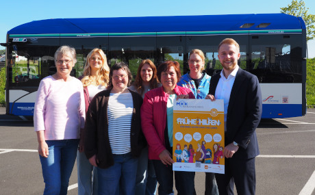 Mit einer Plakataktion, unter anderem in Bussen im Liniengebiet des Main-Kinzig-Kreises, machen die Netzwerkpartner der Frühen Hilfen auf ihre Unterstützungsangebote aufmerksam. Unser Bild zeigt, von links, Jutta Vibrans (ZKJF), Michelle Bode (ZKJF), Stefanie Schmidt (ask), Nadine Jahn (ZKJF), Cornelia Zimmermann, Elke Schug (Main-Kinzig-Kreis) und den Kreisbeigeordneten Jannik Marquart.