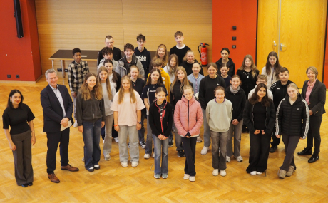 Erster Kreisbeigeordneter Andreas Hofmann (Zweiter von links) und Koordinatorin Nicole Hopkins-Redin (rechts) und Laselle Yamini (Erste von links) begrüßten die Teilnehmenden des Girls‘ und Boys‘ Day.