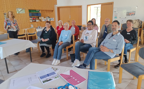 Blick in die Runde der Teilnehmerinnen und Teilnehmer einer Demenzschulung mit der Demenzbeauftragten des Main-Kinzig-Kreises, Simone Grecki-Runde (links).