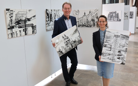 Fotograf Axel Häsler und Kulturbeauftragte Sandra Li Männel präsentieren im Bürgerportal des Main-Kinzig-Forums die Motive aus Georgien.  