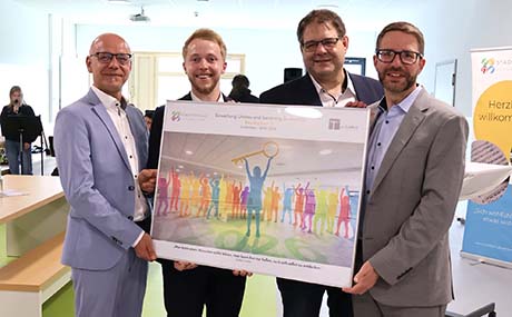 Freude über die neuen Räume der Stadtschule in Schlüchtern (von links): Architekt Timo Trageser, Kreisbeigeordneter und Schuldezernent Jannik Marquart, Schulleiter Andreas Leibold und Landrat Thorsten Stolz. 