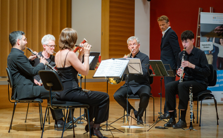Sorgten für bewegende und berührende Momente des Erinnerns: die Holocaust-Überlebende Edith Erbrich (Dritte von rechts), der Schauspieler Roman Knižka (links daneben) und das Bläserquintett „Opus 45“.