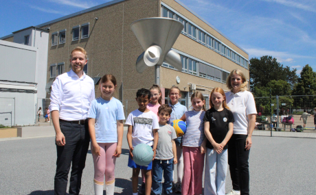 Schuldezernent Jannik Marquart und die stellvertretende Schulleiterin Katja Wehrheim freuen sich, dass das neue Streetballfeld an der Werner-von-Siemens-Schule von den Kindern so gut angenommen wird.