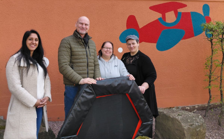 AQA-Projekt Albert-Schweitzer-Kinderdorf: Dominik Melzig, zuständig für Öffentlichkeitsarbeit, Sponsoring, Mitglieder- und Spenderbetreuung beim ask, nimmt die Spende der AQA-Auszubildenden Samra Schwarz (links), Nathalie Münch (Zweite von rechts) und Sevgi Ceyhan entgegen.