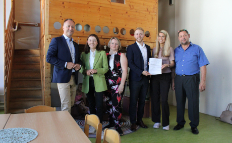 Thorsten Hackner und Kim Jusofie vom Elternverein Bischofsheim freuen sich über den Zuwendungsbescheid aus dem Landesausgleichsstock, den Kreisbeigeordneter Jannik Marquart im Beisein von Kita-Leiterin Christine Okon, Bürgermeisterin Monika Böttcher und dem Landtagsabgeordneten Heiko Kasseckert überreicht (von rechts).