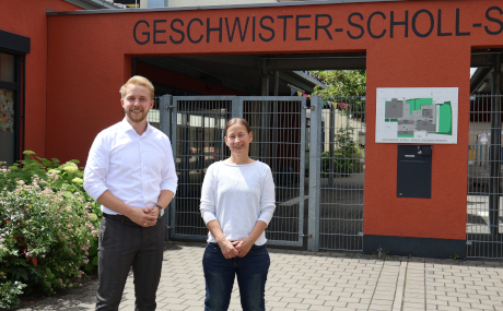 Kinder bestmöglich fördern und unterrichten: Kreisbeigeordneter Jannik Marquart und Schulleiterin Melanie Behnke besprechen die möglichen Schulwechsel von Viertklässlern an der Geschwister-Scholl-Schule in Großkrotzenburg.