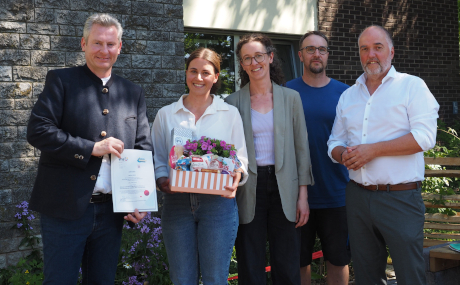 Erster Kreisbeigeordneter Andreas Hofmann, würdigte Melina Meisel, Nachwuchskraft in der Verwaltung des Main-Kinzig-Kreises, in Beisein von Gwendolyn Thompson, Sachbearbeiterin Klimaschutz im Amt für Umwelt, Naturschutz und ländlichen Raum, Haustechniker Tino Lehr und Reinhold Walz, Leiter des Eigenbetriebs Jugend- und Freizeiteinrichtungen des Main-Kinzig-Kreises, für ihren Erfolg als kommunale Klimascoutin (v. l.).