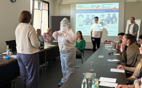 Die angehenden Medizinerinnen und Mediziner übten, wie sie Schutzkleidung richtig anlegen.