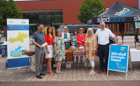 Landrat Thorsten Stolz, Lea Sidow, Fairtrade Main-Kinzig-Kreis, Hilde Delhey, Sprecherin der Steuerungsgruppe Fairtrade des Main-Kinzig-Kreises, Petra Fingerhut, Edith Rieger, Martina Glaab, Steuerungsgruppe Fairtrade Biebergemünd, Annette Riesbeck, Steuerungsgruppe Fairtrade Biebergemünd und Main-Kinzig-Kreis, und Bürgermeister Matthias Schmitt werben für gerechten Welthandel auf lokaler Ebene. (v. l.)