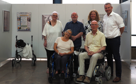 Ursula Weber, Marianne Unte, Michael Becker, Susanne Zellmer und Lothar Kempf vom Behindertenrat des Main-Kinzig-Kreises (v. l.) freuen sich mit Andreas Hofmann, Erster Kreisbeigeordneter und Sozialdezernent, über die zahlreichen Gäste bei der Ausstellungseröffnung.