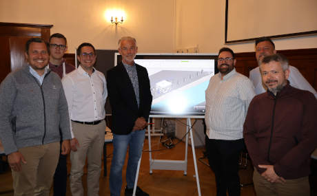 Unser Bild zeigt die Arbeitsgruppe (von links): Simon Sauerbier (Projektleitung DigiBauG, ekom21, KGRZ Hessen), Eric Schellhaase (Bachelor-Student der Firma Softplan Informatik GmbH), Björn Brecht (Geschäftsführer Firma Softplan Informatik GmbH), Steffen Schomburg (Leiter Amt 63 - Planen, Bauen und Wohnen Main-Kinzig-Kreis), Bastian Kraiker (Firma Softplan Informatik GmbH), Andreas Lenz (stellvertretender Leiter Amt 63 und Abteilungsleiter der Bauaufsicht Main-Kinzig-Kreis) und Felix Mayer (GIS-Manager Main-Kinzig-Kreis).