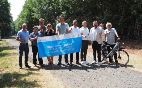 Jörg Herchenröder, Bauleiter Strassing, Tobias Kälker, Hessen Mobil, Mario Günther, Teamleiter Tiefbau, Bauamtsleiterin Verena Markgraf, Elmar Sachs, Radverkehrsbeauftragter des Main-Kinzig-Kreises, Landrat Thorsten Stolz, Kreisbeigeordneter Jannik Marquart, Langenselbolds Bürgermeister Wolfgang Rittershauß, Landschaftsarchitektin Frauke Bonewitz und Richard Uhl, Gemeindevorstand Rodenbach, feierten gemeinsam den Spatenstich für den Radweg zwischen Langenselbold und Rodenbach. (von links)