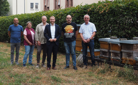 Kreisbeigeordneter Jannik Marquart begrüßte gemeinsam mit Dr. Stefan Rockett (Dritter von links), Leiter des Amtes für Veterinärwesen und Verbraucherschutz, und Susanne Bock, Tiergesundheitsaufseherin, die drei neuen Bienensachverständigen, Pablo Beltran (links), Uwe Eichholz (Zweiter von rechts) und Jan Päseler (rechts).
