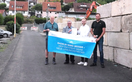 Michael Metzler, Leiter des Ordnungsamtes, Bad Orbs Bürgermeister Tobias Weisbecker, Elmar Sachs, Radverkehrsbeauftragter des Main-Kinzig-Kreises, und Kreisbeigeordneter Jannik Marquart freuen sich, dass das Radwegenetz in Bad Orb verbessert werden konnte. (v. l.)