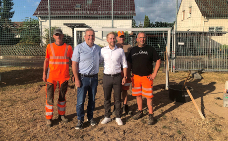 Kreisbeigeordneter und Schuldezernent Jannik Marquart (Dritter von links) mit Bürgermeister Matthias Pfeifer (Zweiter von links) auf dem Bolzplatz, der künftig nicht mehr von der Gemeinde genutzt und gepflegt wird, sondern vom Main-Kinzig-Kreis. Um die Aufstellung des Fußballtores kümmerten sich Bauhofleiter Thorsten Frieske (rechts), Dennis Böttge (stellvertretende Bauhofleitung, Zweiter von rechts) und Mirko Tänzler (links).